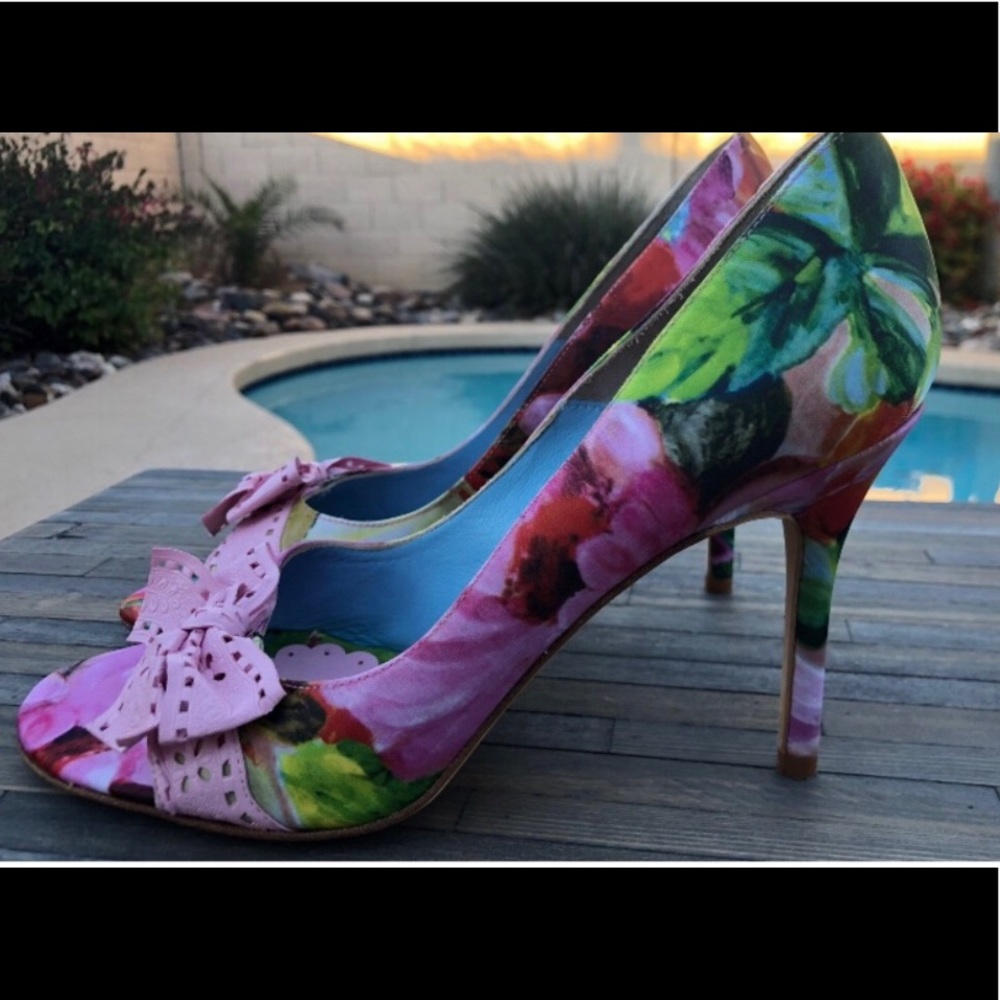 EUC Beverly Feldman Silk Floral Heels Sz. 9 - Picture 4 of 9